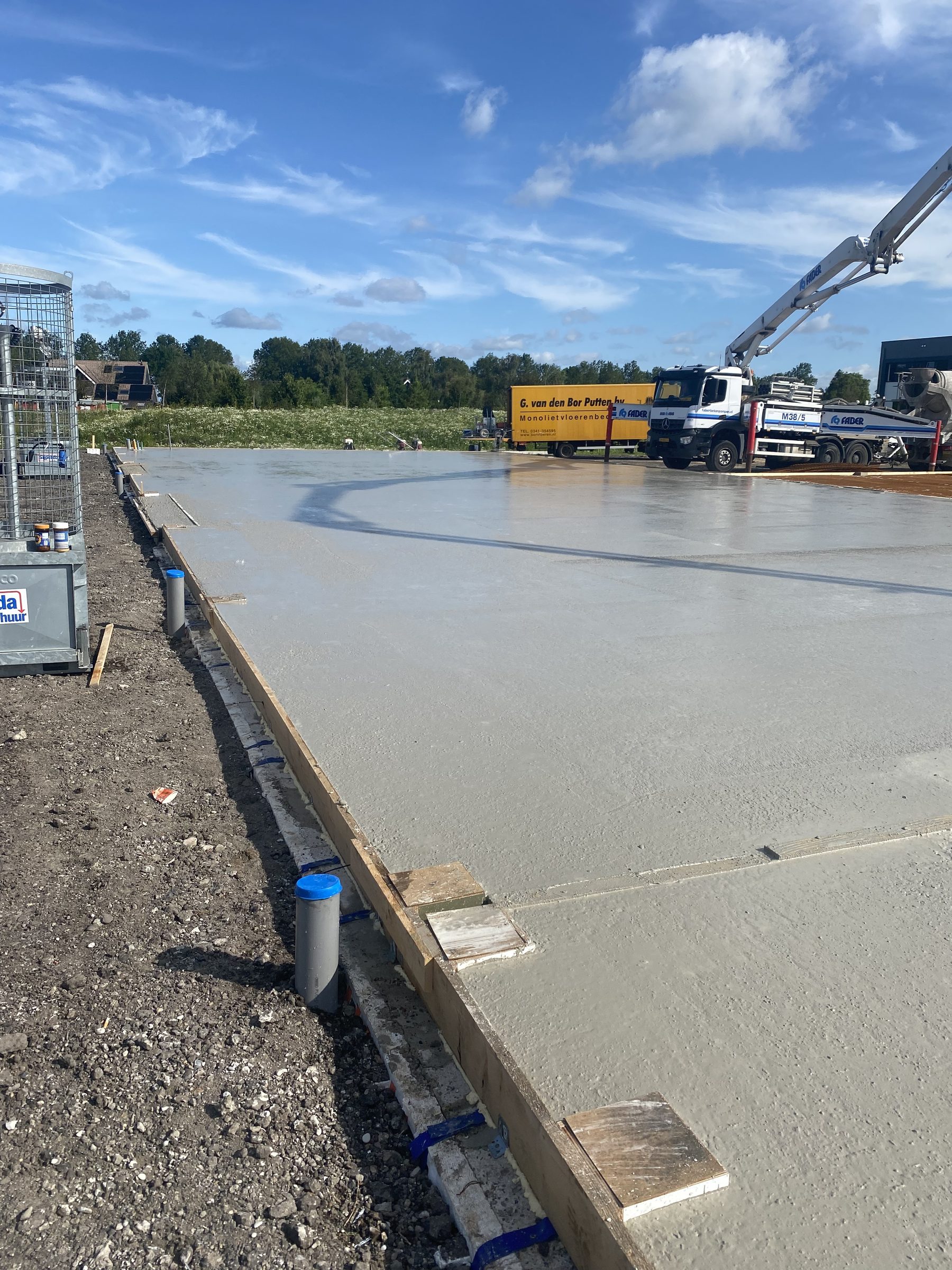 Vers gestorte betonvloer van de bedrijfshal