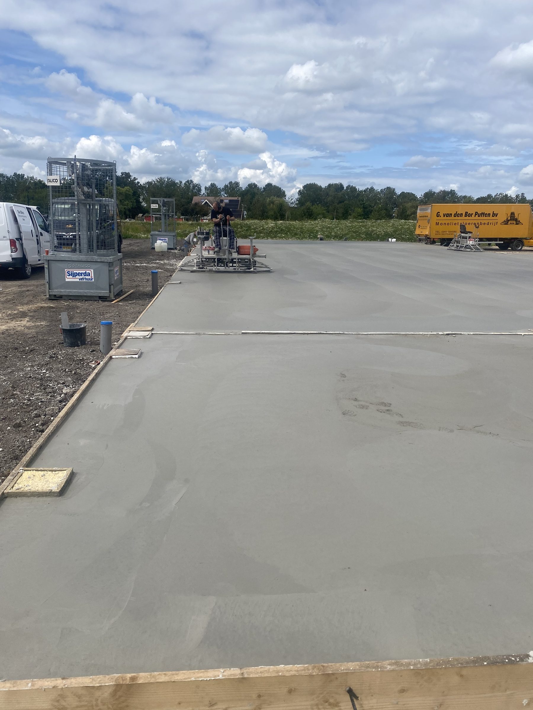 Vlindermachine maakt de betonvloer strak