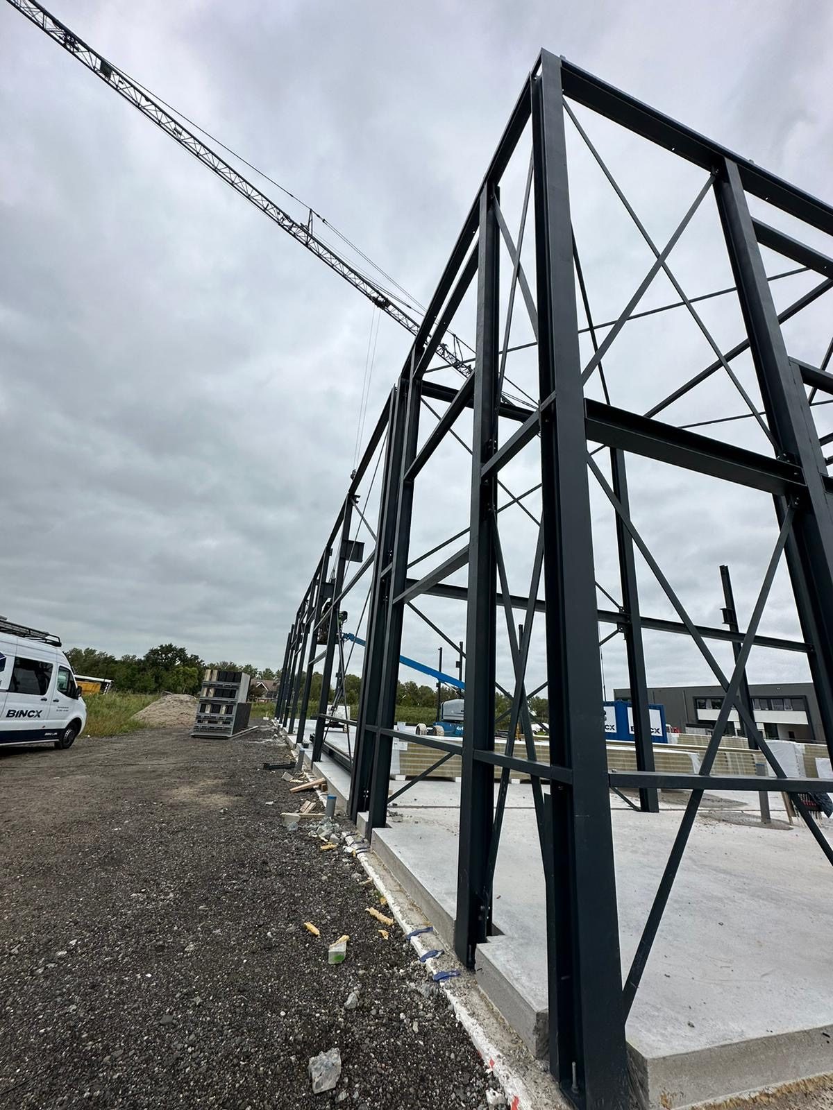 Staalconstructie wordt opgebouwd met de kraan