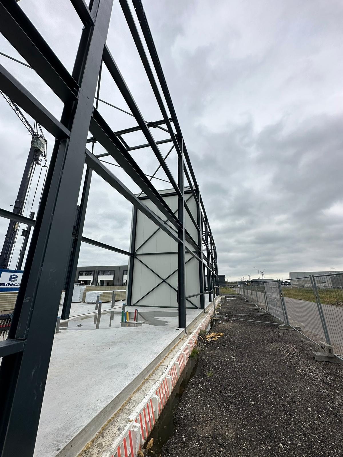 Zijaanzicht van de staalconstructie