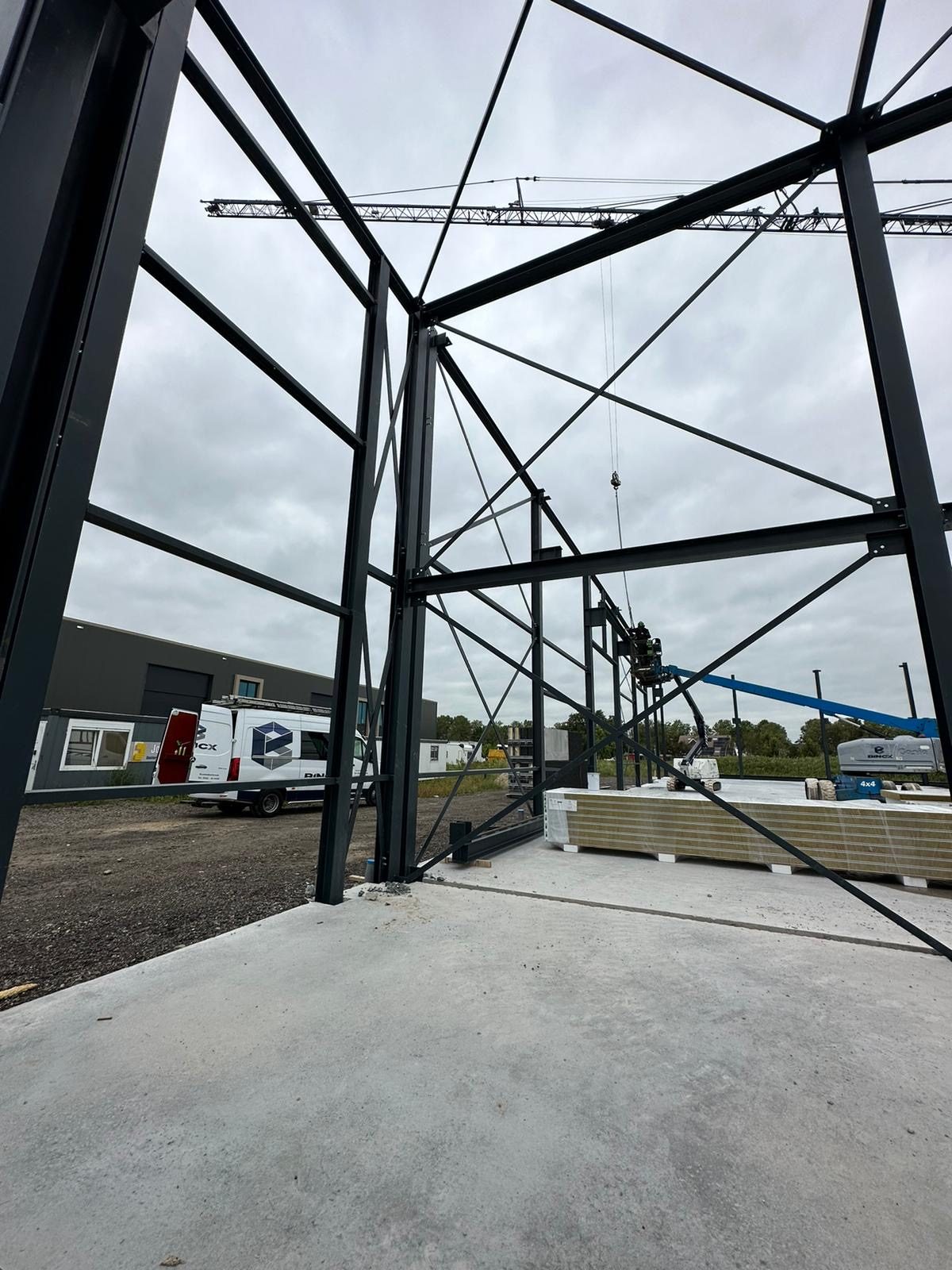 Doorkijk door het staalskelet van de hallen