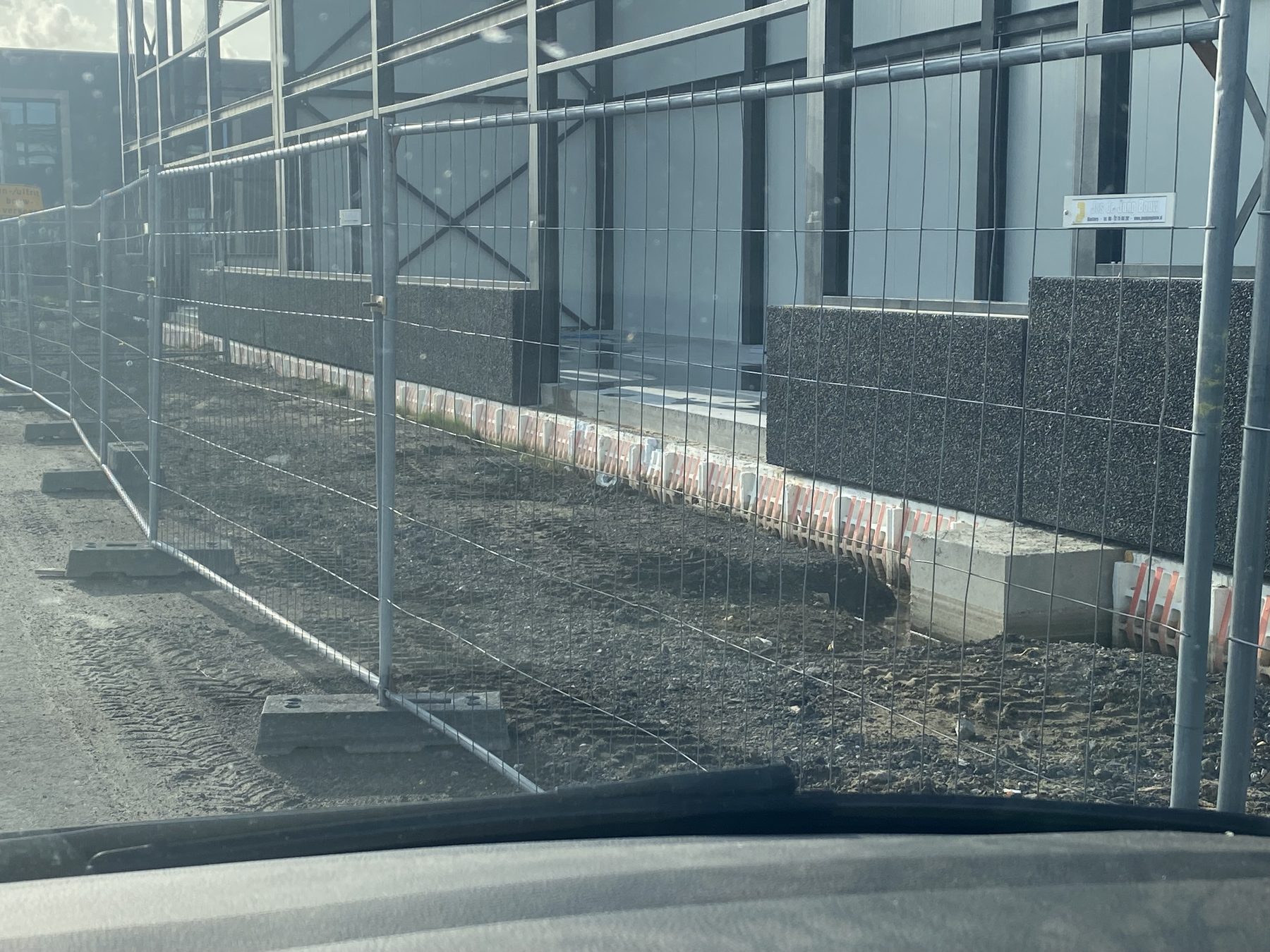 Gevelpanelen worden gemonteerd