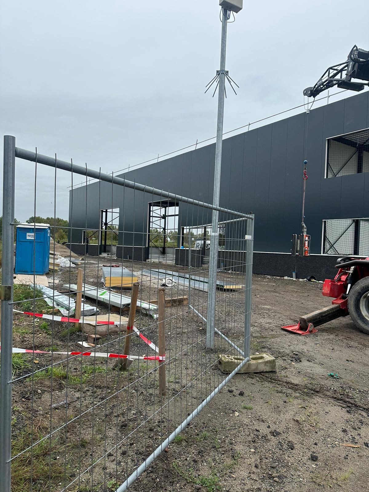 Achtergevel van de hallen tijdens de montage