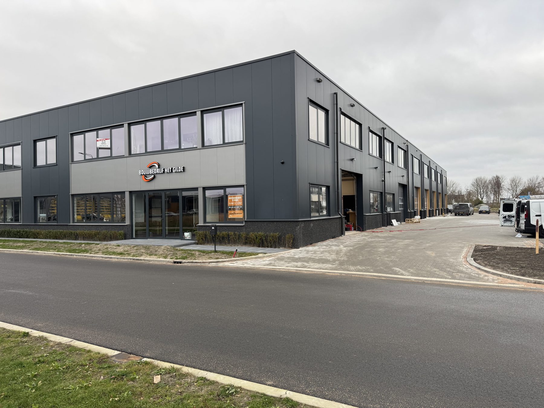 Straatbeeld met de nieuwe bedrijfsunits in Zwaag