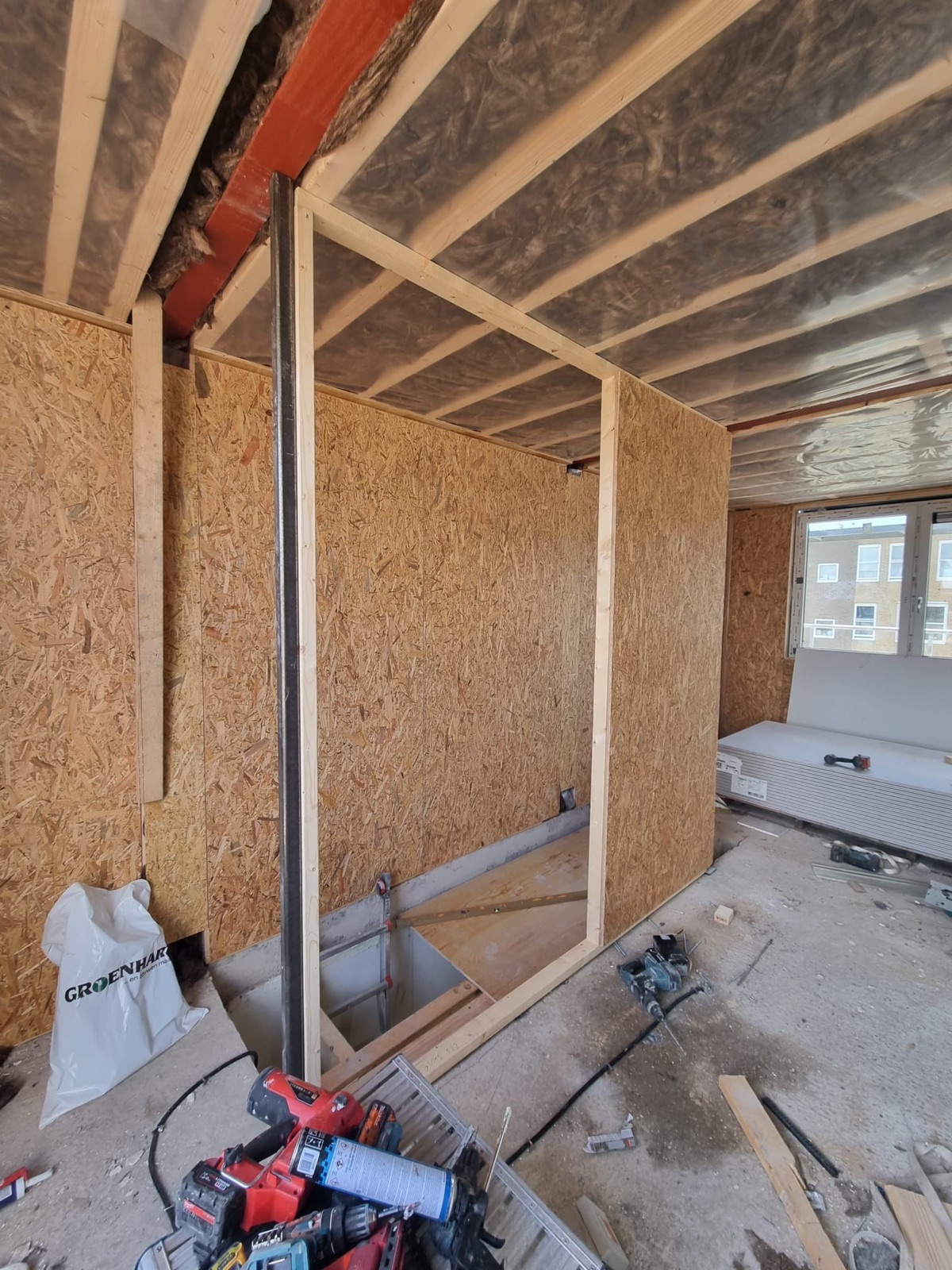Houten skelet binnen, klaar voor isolatie en gipsplaten