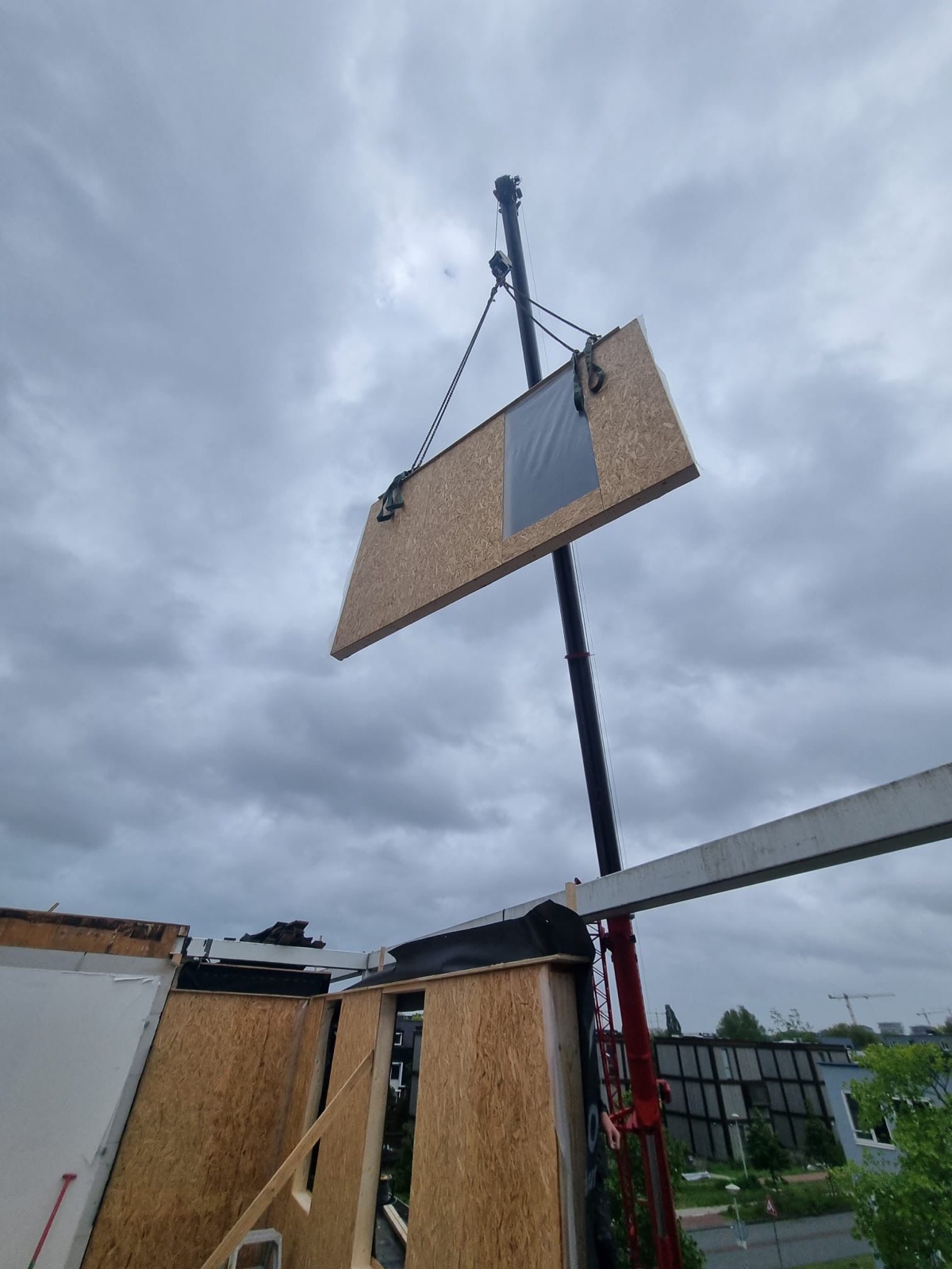 Prefab gevelelement aan kraan