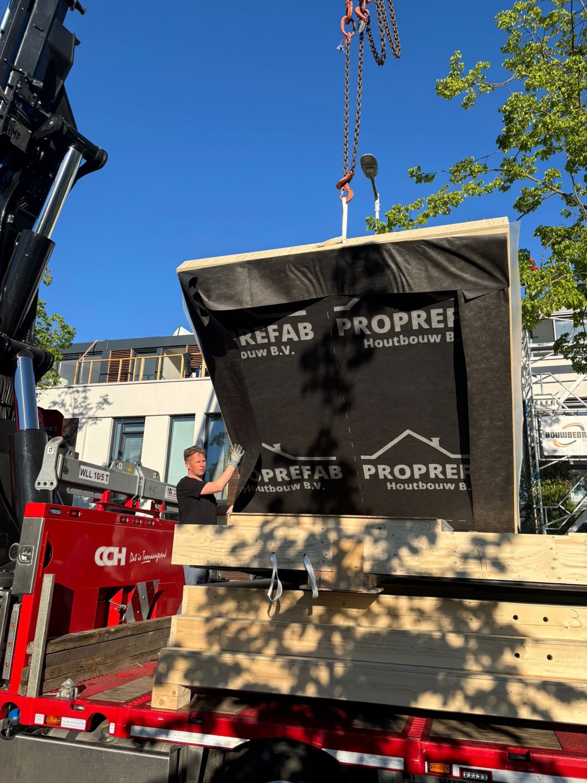 Vrachtwagen levert prefab materialen aan