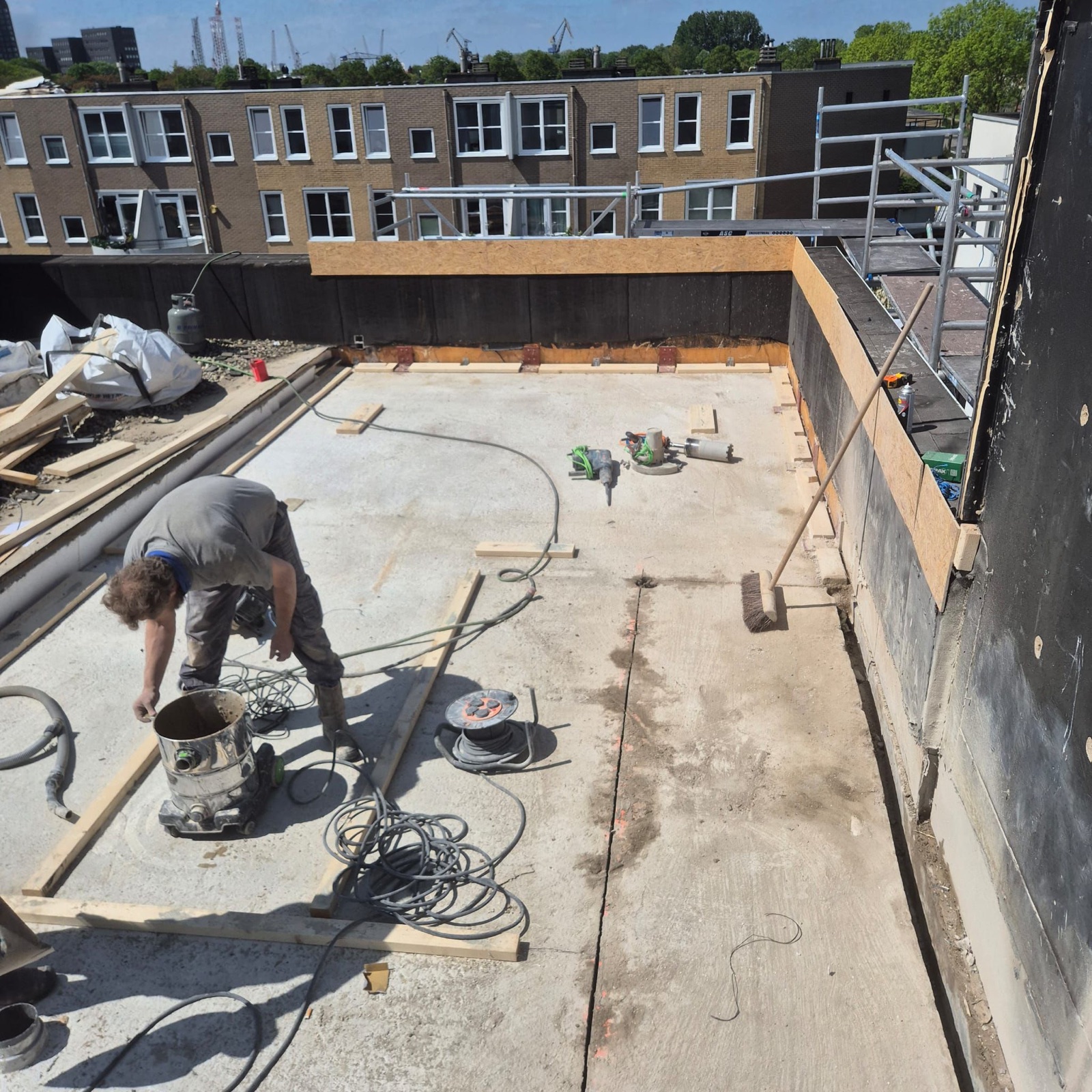 Werker meet woning op voor dakopbouw