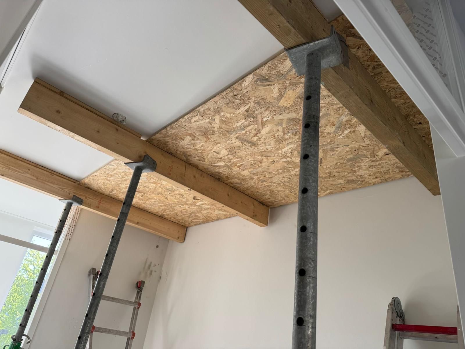 Trapgat met stempels en stalen ligger
