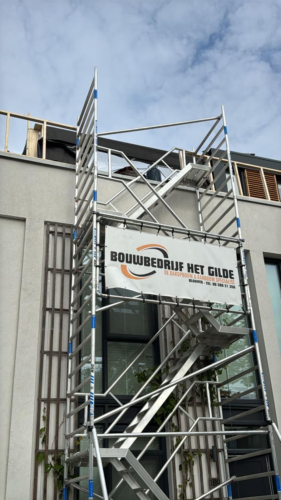 Steiger met banner Bouwbedrijf het Gilde